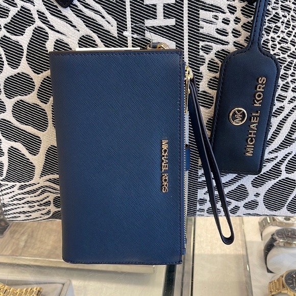 MICHAEL KORS LARGE DOUBLE ZIP WRISTLET WALLET PHONE CASE 
Navy 
NWT - Picture 12 of 16